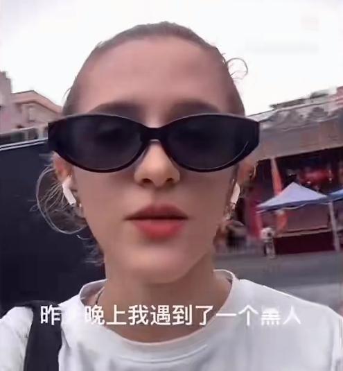 外国年轻女子在广州游玩时，被一名非洲男子搭讪，死缠烂打跟着她索要微信。女子实在没