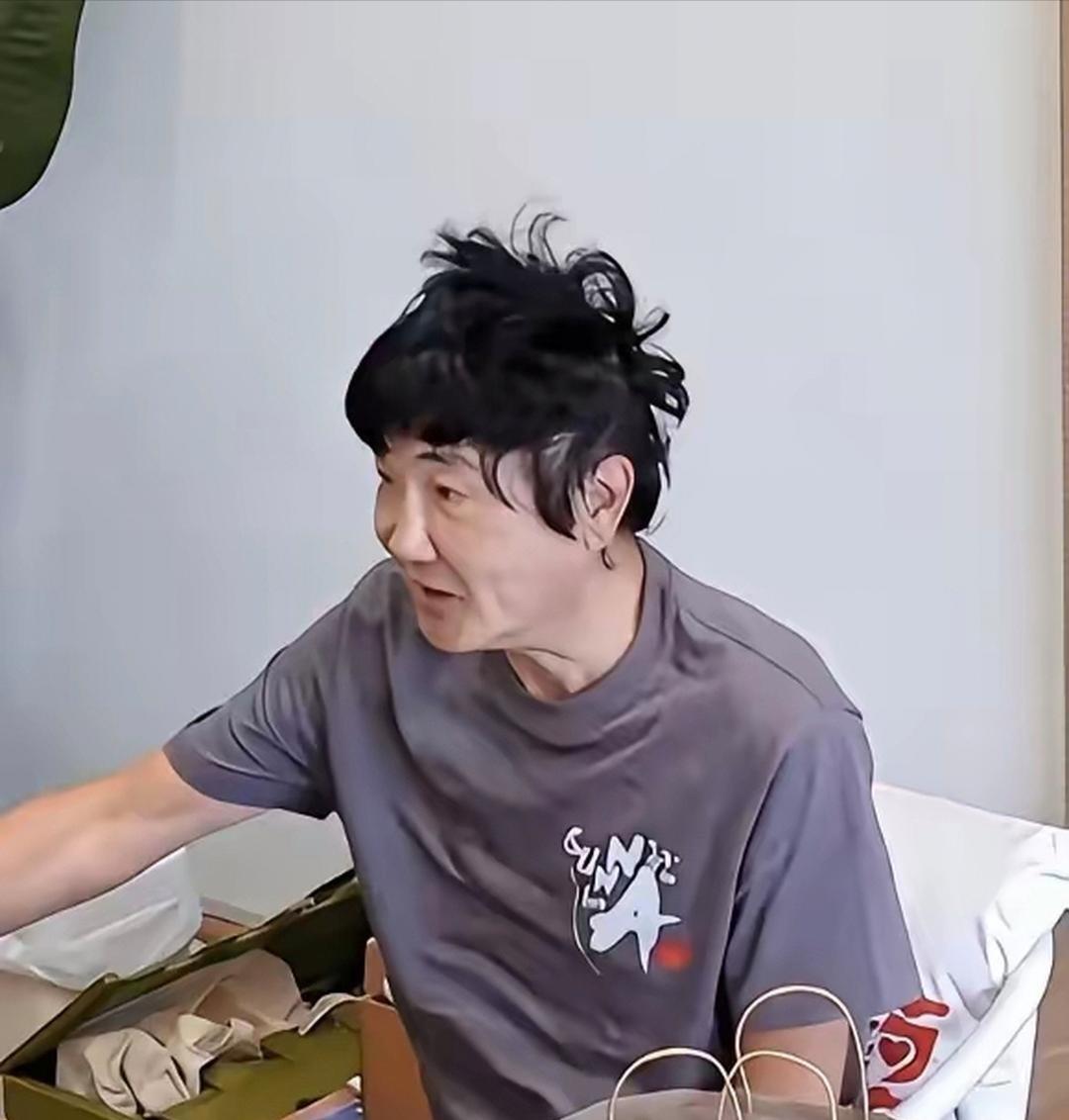 给楠哥整个发型吧，太损明星形象了。