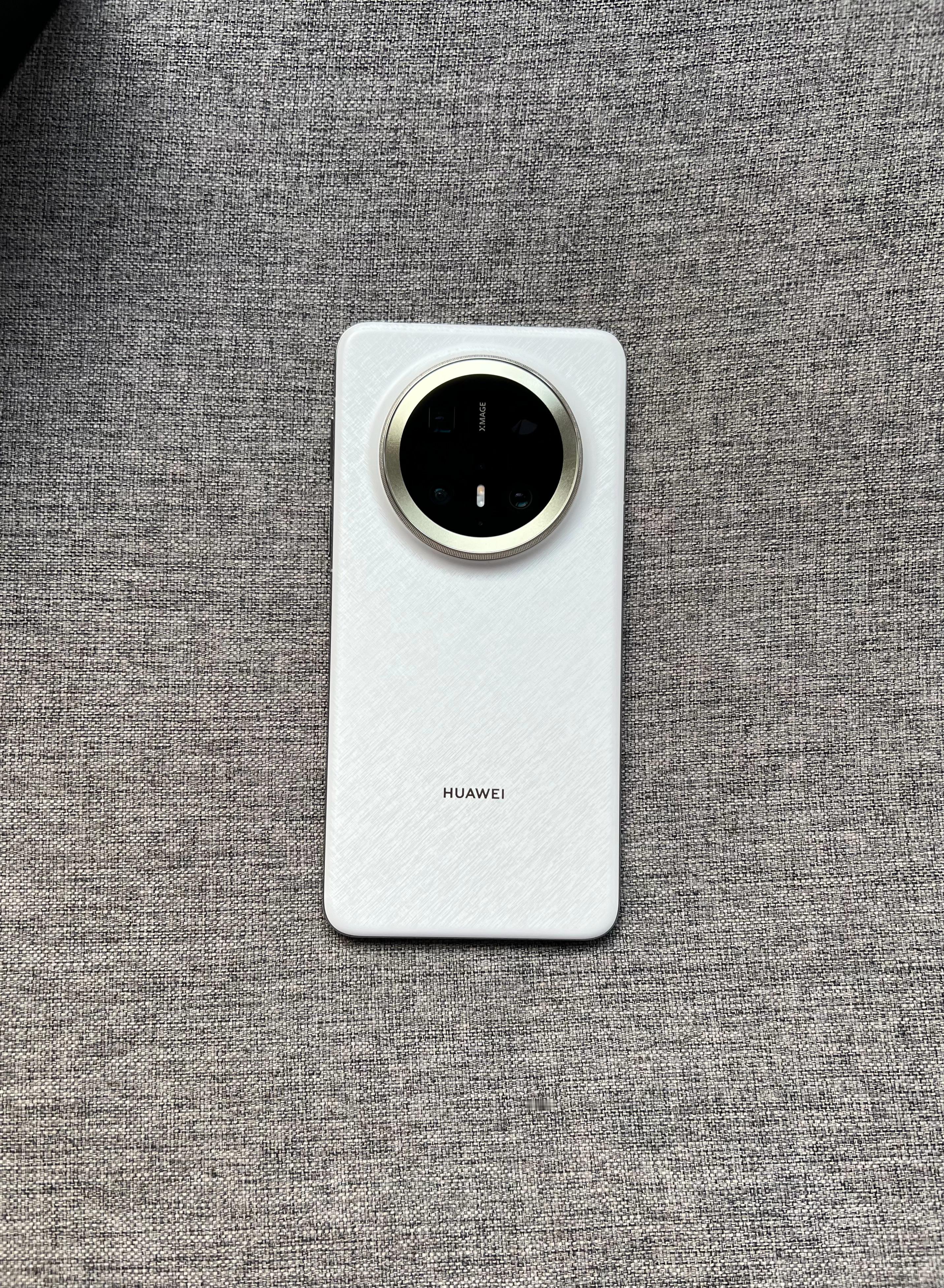 华为Mate70Pro+16+1TB白色，屏幕完美，中框轻微划痕，电池效率