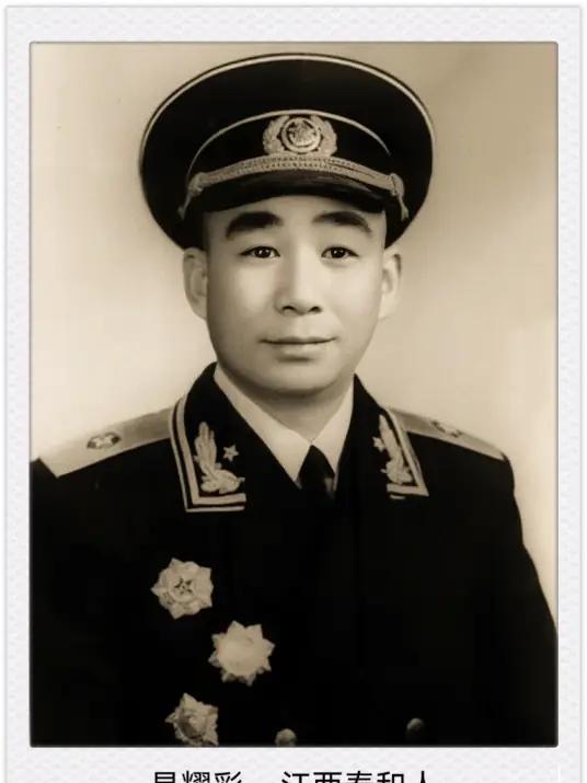 1957年，江西泰和，开国少将易耀彩回乡扫墓，意外看到老宅门前有人劈柴、院中干净