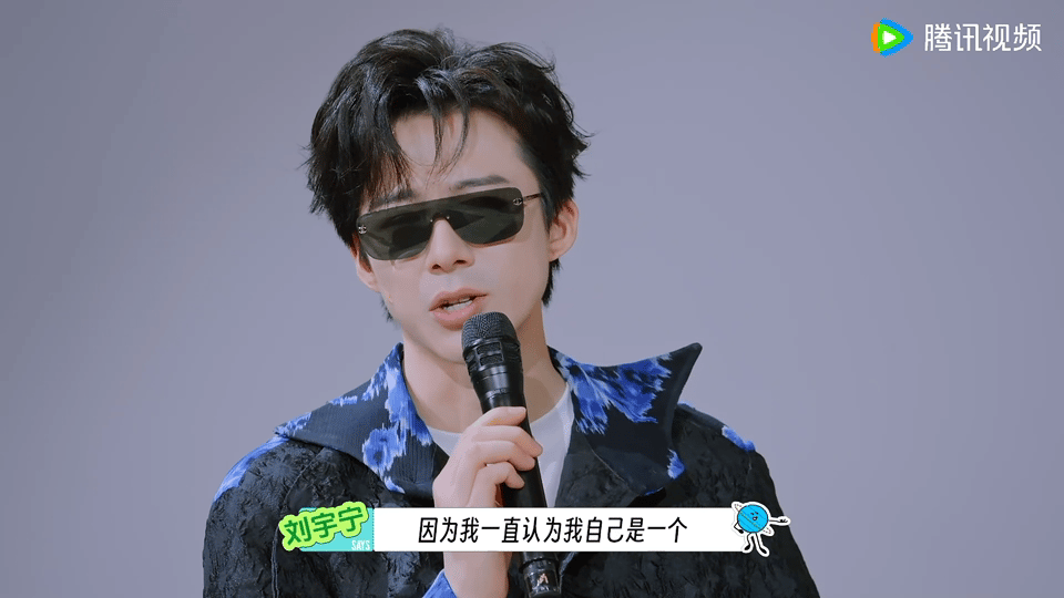 刘宇宁第一次走秀就走到了巴黎把人生初秀留在巴黎，宁哥T台上冷面松弛，谢幕时却真诚