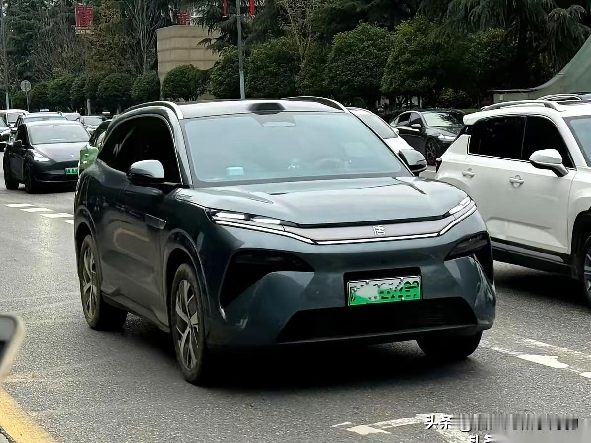 一个很直观的对比,比亚迪唐L和方程豹钛7,谁看起来更大?实际上唐L比钛7大了一圈