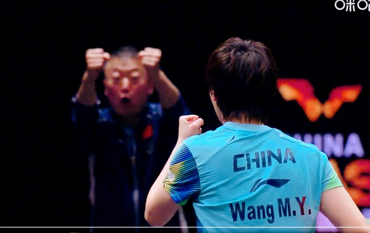 王曼昱3:0佐藤瞳的时候，大家发现看台上陈幸同的表情了吗？同同应该恍然大悟，原