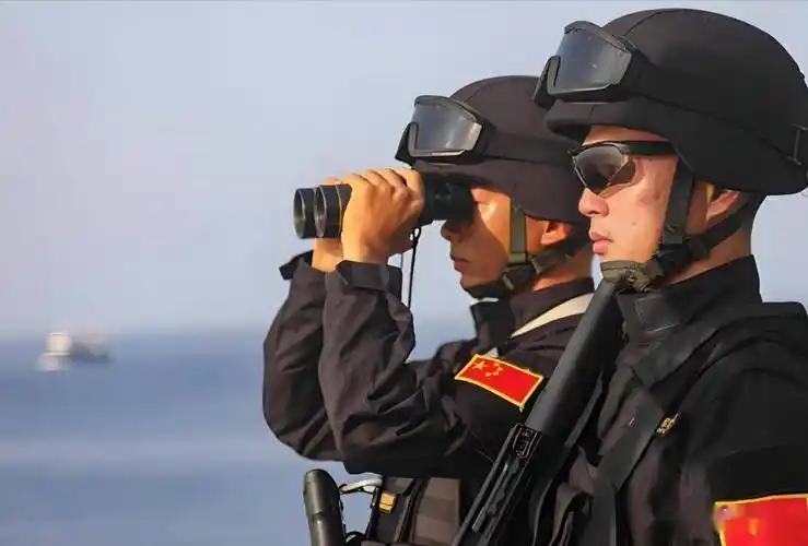 这回，是动真格的了，一步不让！8月1日，南部战区、中国海警同时发布通报：