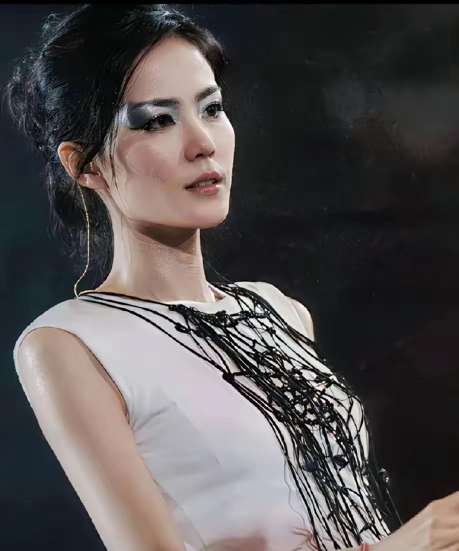 终于把谢霆锋和王菲这事儿看透了。哪是什么“旧情难忘”，王菲这手“不刻意捆绑”的相处方式，才是真的把谢