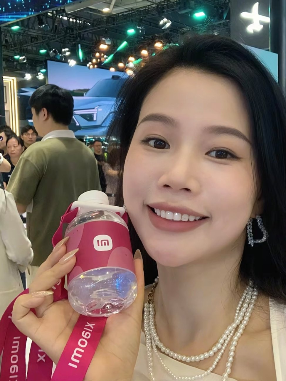 小米手机造就了一波数码博主，小米汽车造就了一波汽车博主，优秀的产品改变世界的同时