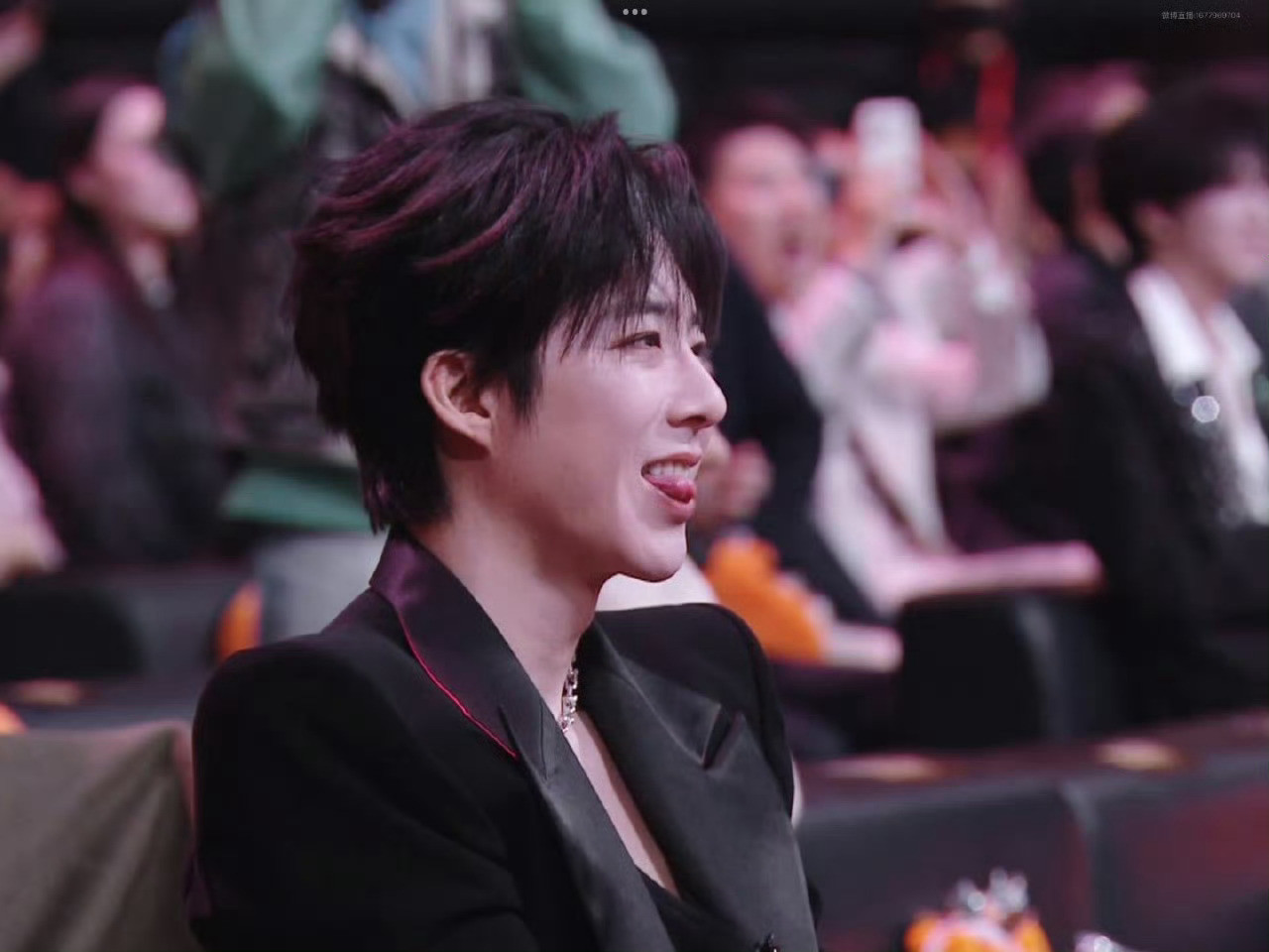 刘宇宁西装里面有个暗扣刘宇宁网速好快刘宇宁网速好快，刘宇宁西装里面有个暗扣，咱就