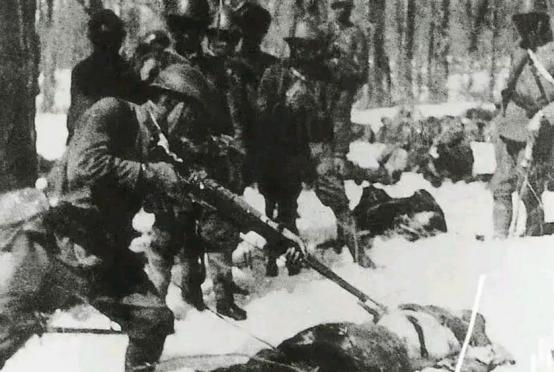 1942年，我军一情报小组不幸被日寇所俘，谁料小组负责人张慧民突然“反水”，竭力