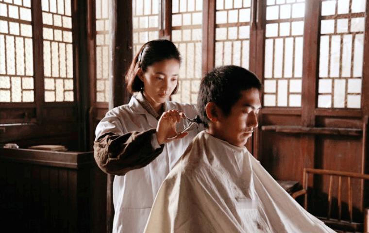 1965年，杜月笙的小儿子杜维嵩理完发后，发现钱包被偷了，老板以为他耍无赖，破口