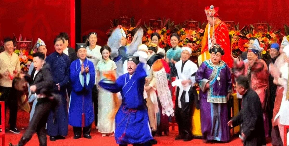 他们把葬礼办成喜剧，票房却秒光了5亿话题。岳云鹏反串哭丧时，台下观众笑得拍大腿