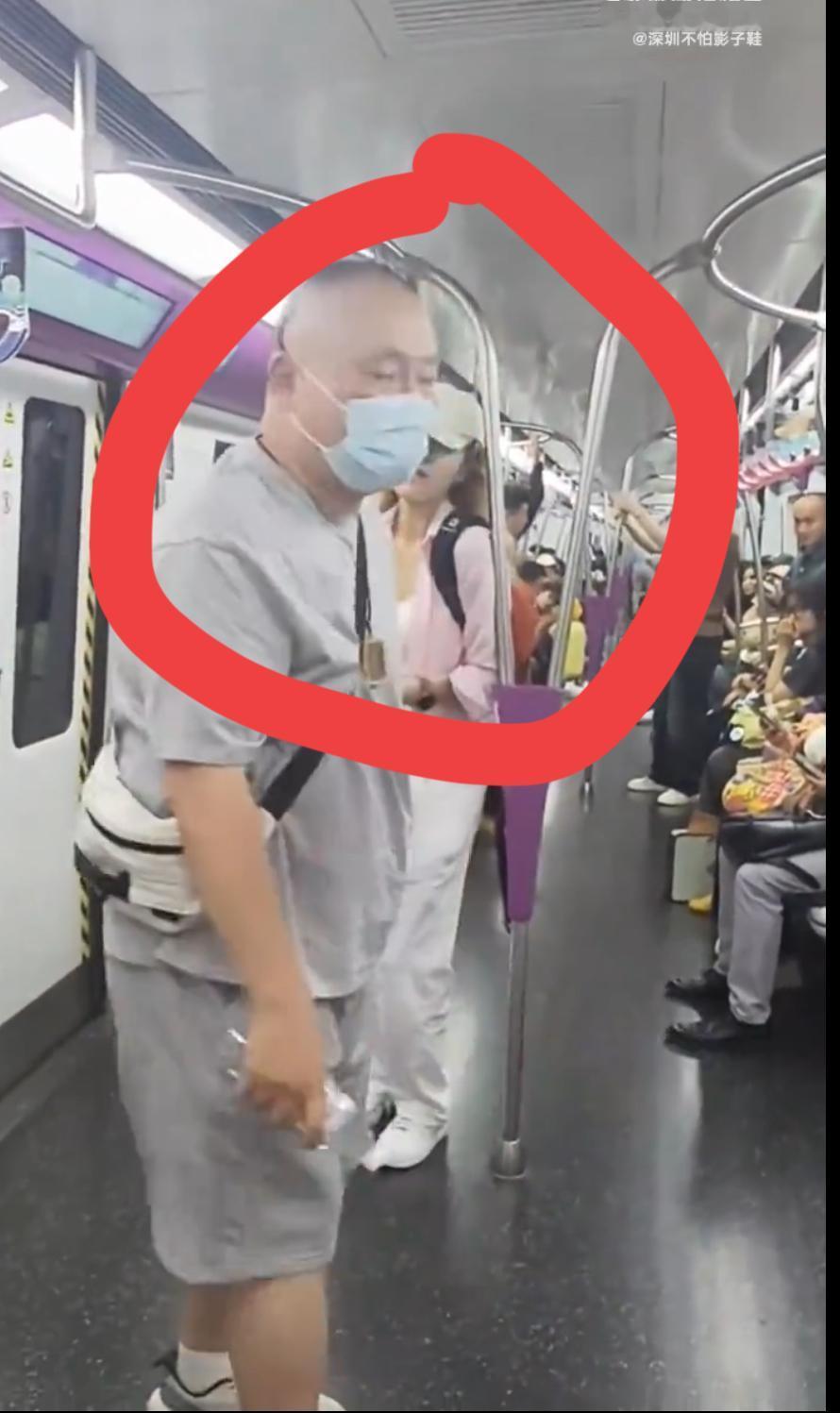 小仙女地铁上抽烟被大哥制裁，小仙女暴怒，说关他屁事。扬言要报警，说被大哥打。大哥