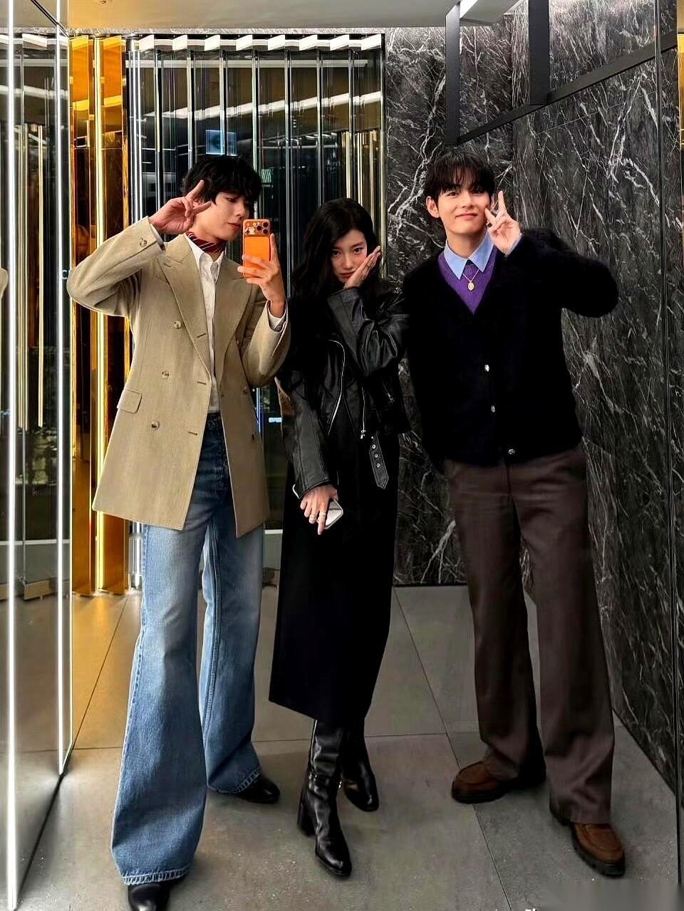 我天，刚刷到裴秀智和朴宝剑那张合照，我直接愣在原地三秒钟。就感觉整个屏幕都在发