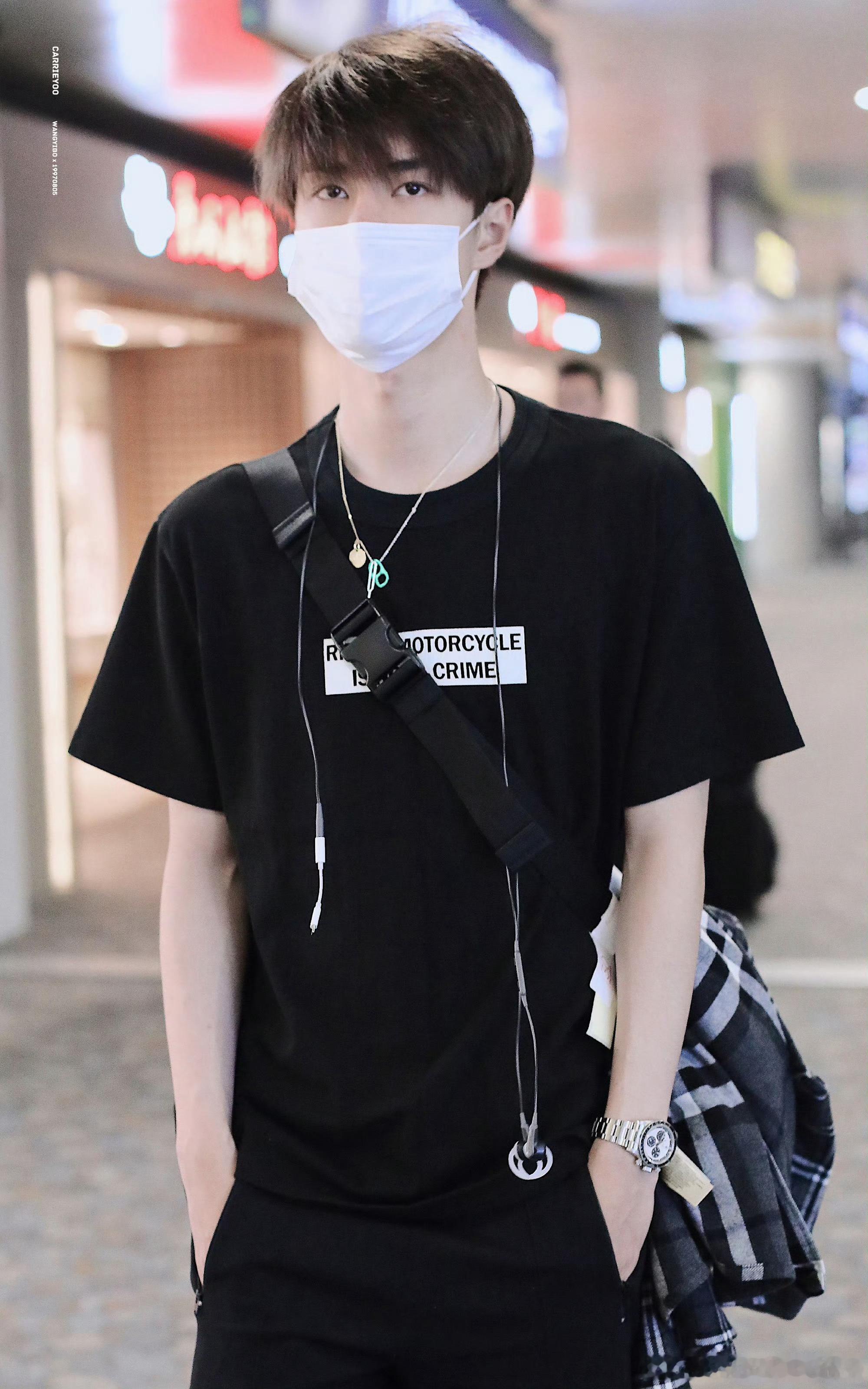 机场私服太帅了，王一博王一博机场私服