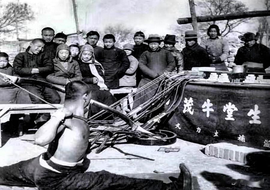 杨二愣原名杨德山，1909年生人，“二愣”是北平老百姓给他起的外号。早年他拜在白