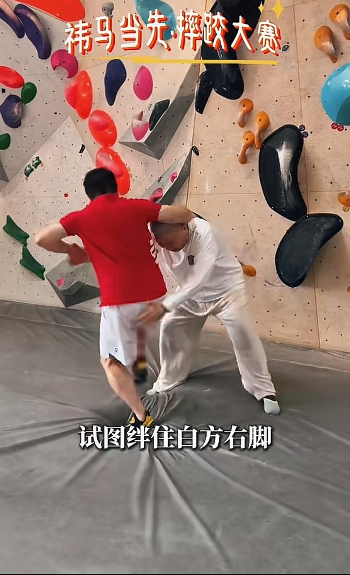 万万没想到！55岁周鸿祎和71岁马未都摔跤，老周居然输了！年轻力壮的周鸿祎试