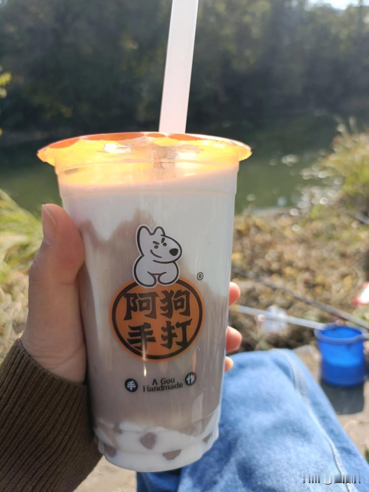 冬天里的第一杯奶茶来自于野河边朋友的投喂冬日生活打卡季