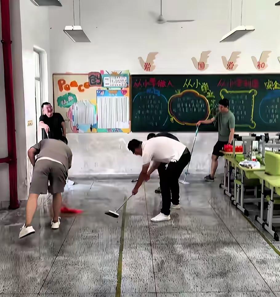 70后80后这帮人真是傻得可爱，小孩子时是他们打扫教室，当父母时是他们打扫教室，