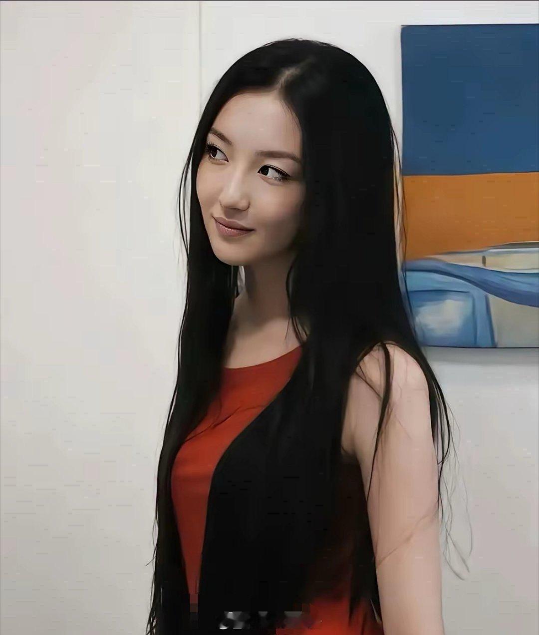 小时候长得丑不要自卑，长大就变美女了，看看李亚鹏女儿李嫣就知道了。