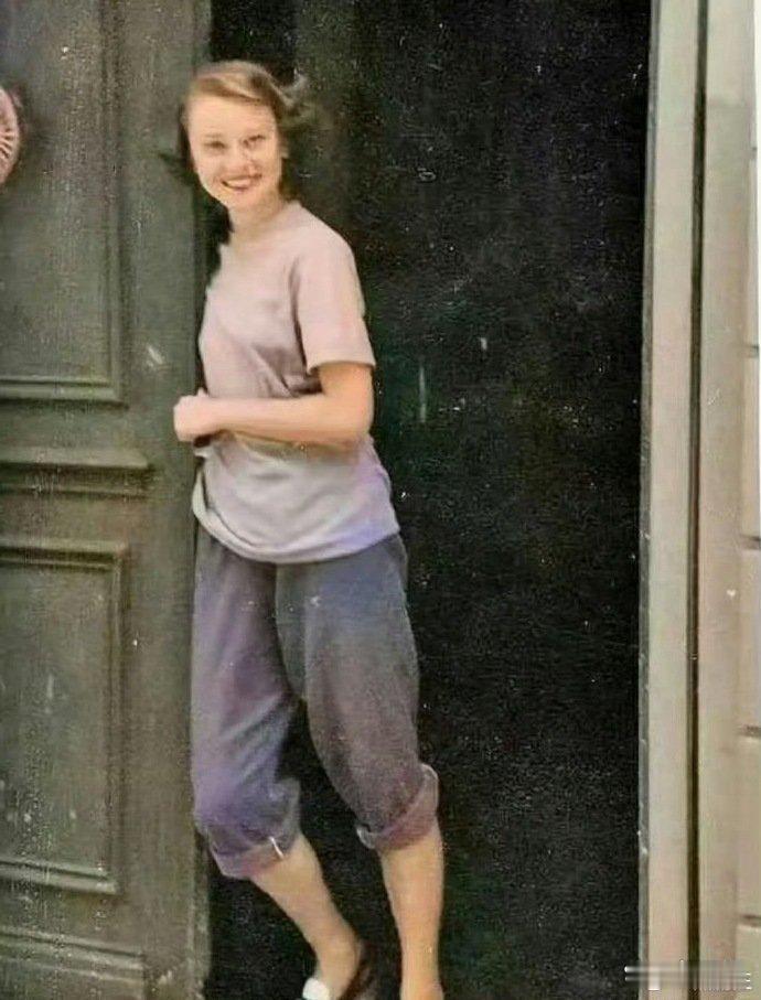 奥⁠黛丽赫⁠本素﻿⁠颜照曝光，﻿原来﻿⁠她当年不化‎妆长这样？