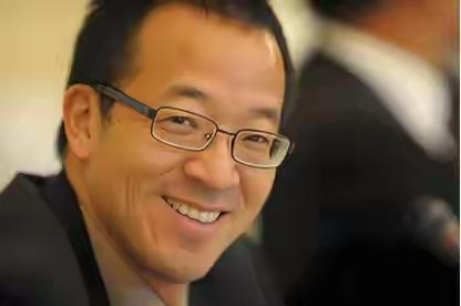 很多人骂：老俞真不亏自己。拿5000万股票，这才是俞敏洪最狠的一招——用钱买