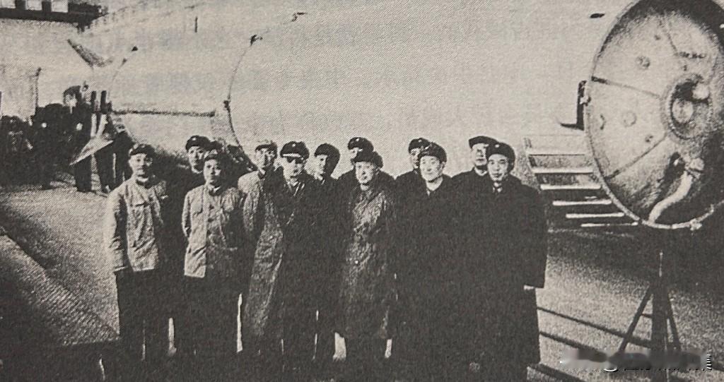 1966年10月，“两弹结合”（导弹核武器）飞行爆炸试验现场，钱学森同志（前右三