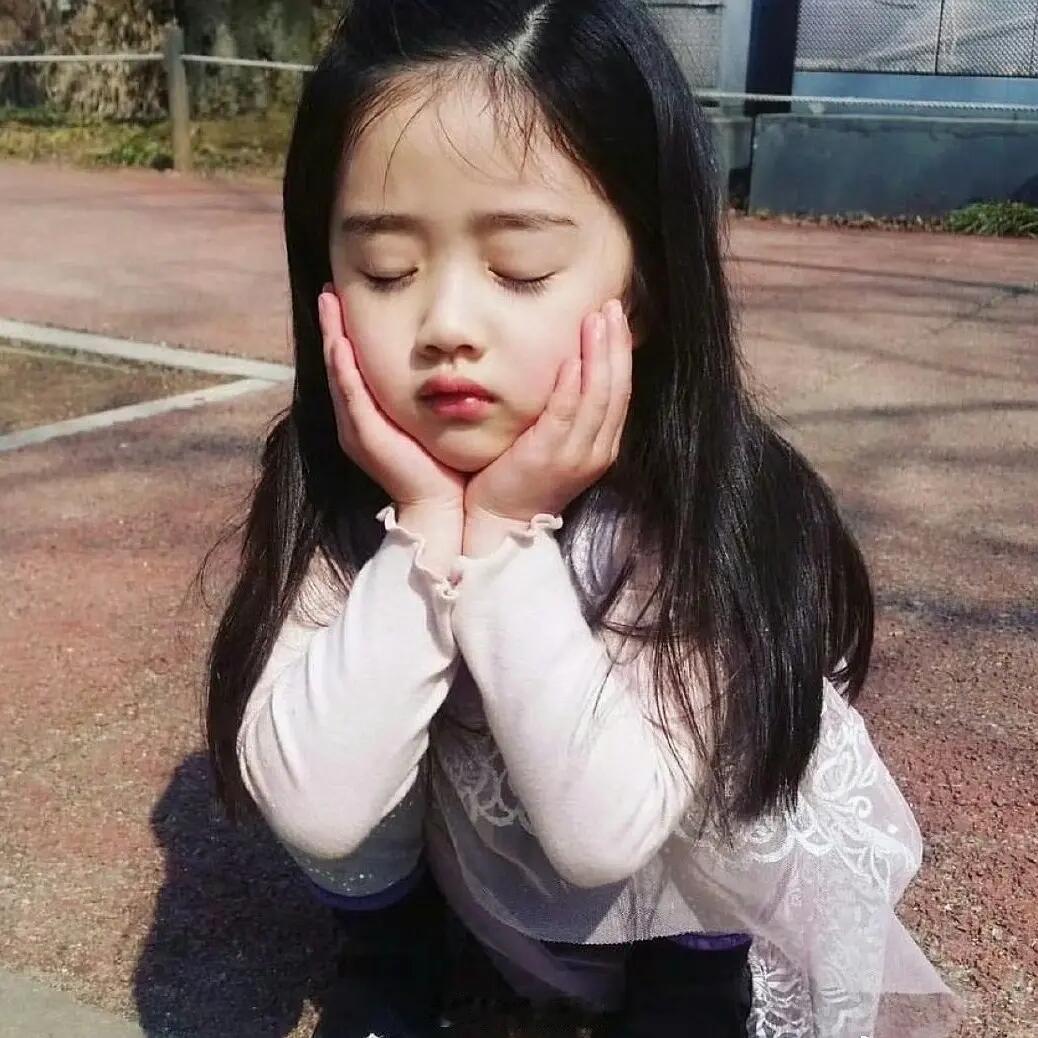 #李秀满新女团成员撞脸邓恩熙#李秀满新女团A2OLITE成员亮相，第一眼直接恍惚！清甜柔和的眉眼，满