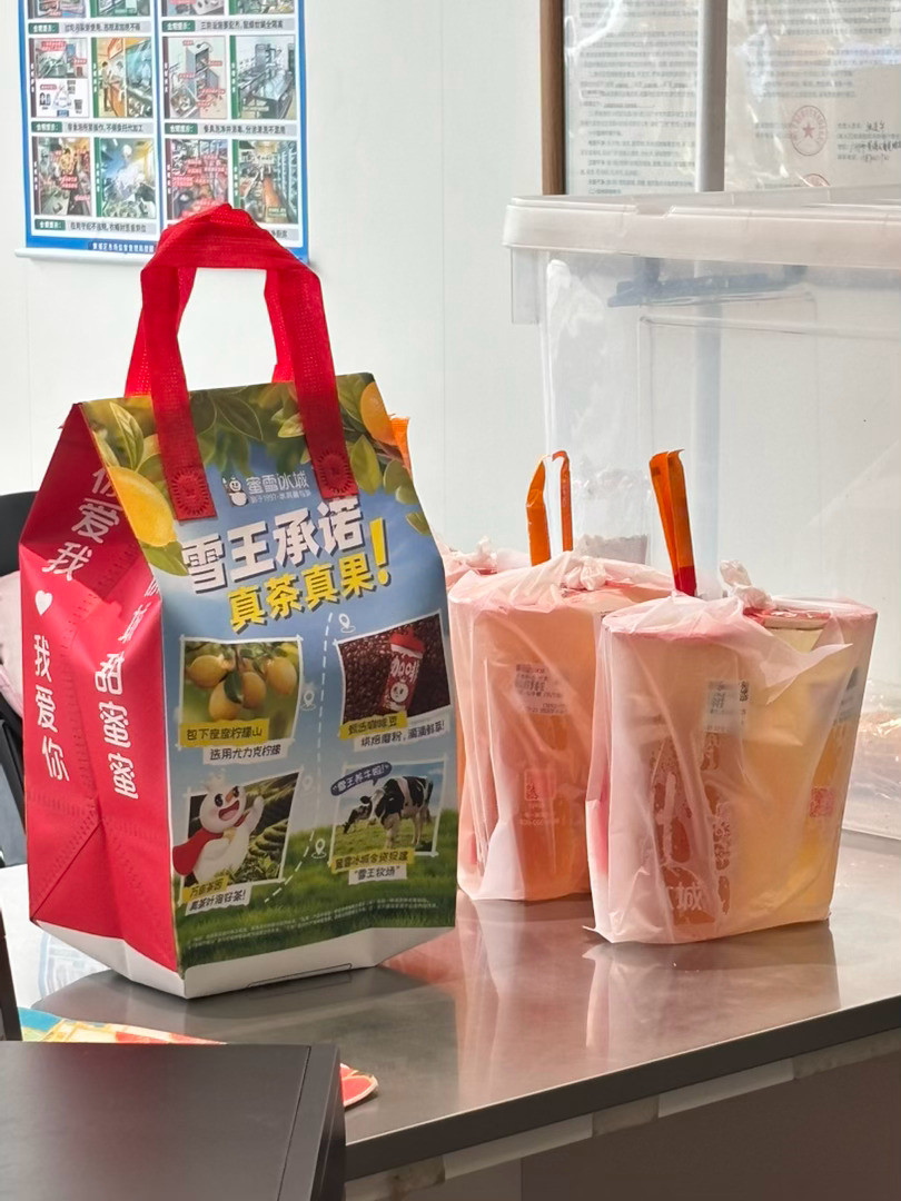 今天太开心了，带孩子玩了，在外面遛哒了。本来还想往天河方向去找馆子吃饭，孩子在地