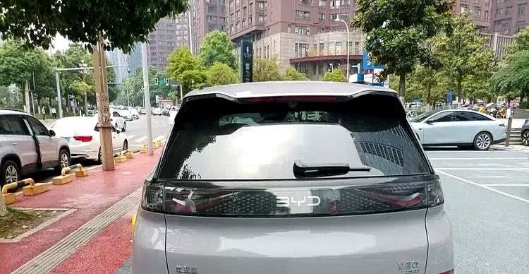 海狮05EV，长4.52米、宽1.86米、高1.63米，和王朝网目前的元系列相