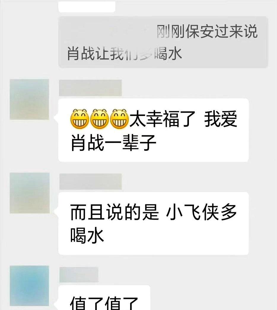 30多度的高温天，谁懂啊？为见一面居然能连夜在街头“扎营”，连偶像劝喝水都不敢
