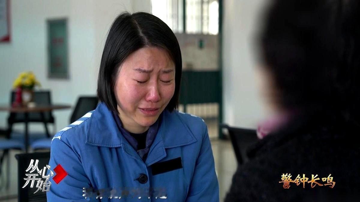 35岁，四川大学毕业，执掌着资产近700亿的国企。镜头前，这位女董事长低着头，