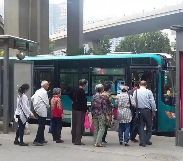 目前北京60岁以上老人可以凭北京通-养老助残卡免费乘公交。平时坐公交，满眼都