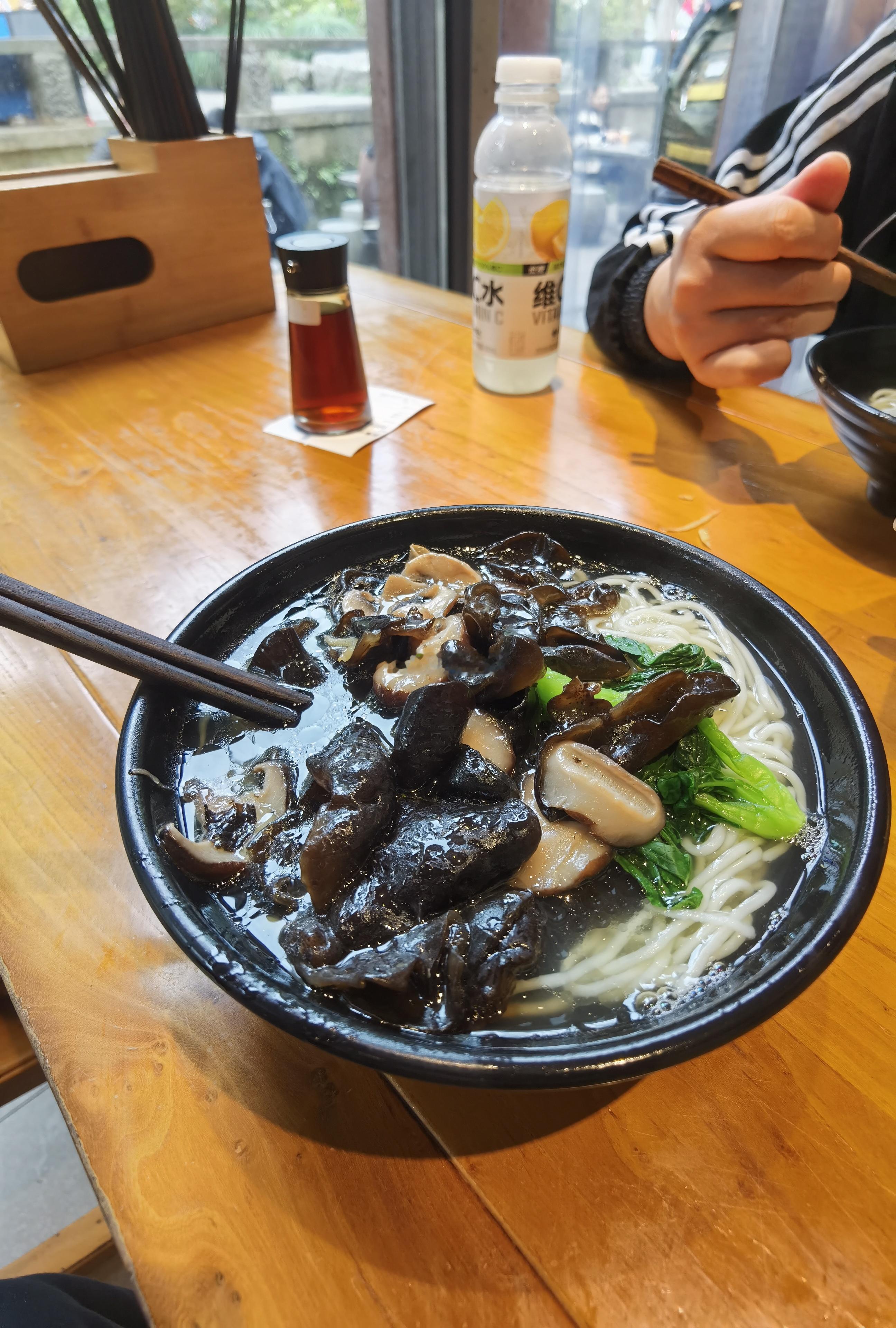 在永福寺吃了一碗很素的素面。[捂脸哭]但我点错了，应该点“番茄皮卷”，那个料多，也