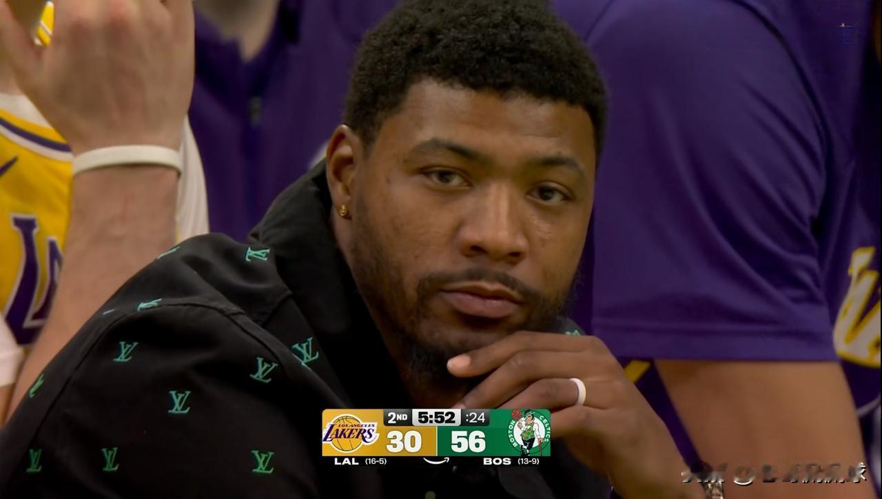 湖人大将斯玛特真是心情复杂！在今天进行的湖人和凯尔特人的比赛中，当时比赛进行到了