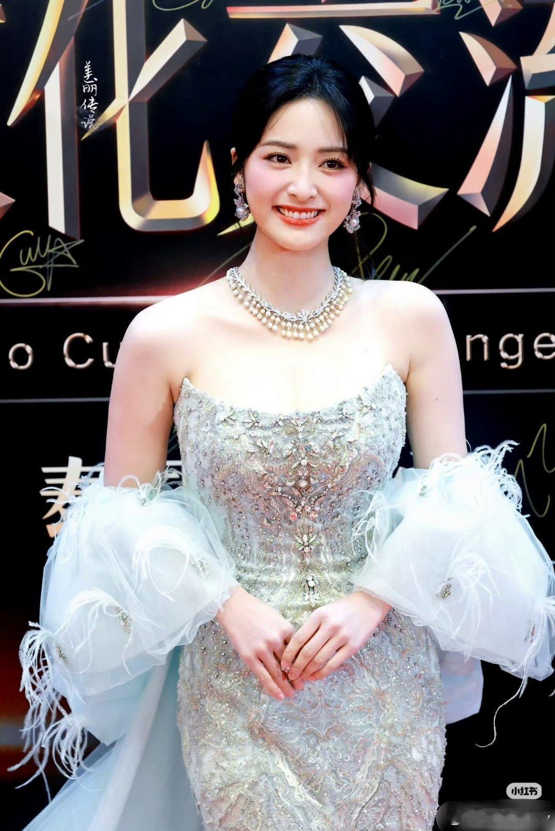 沈月泰国红毯为国争光的美貌，原装就是好呀，脸蛋嫩得能掐出水来​​​