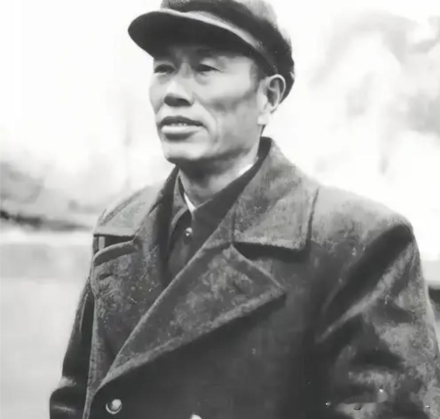 对越反击时，军委让邓华指挥，邓华拒绝道：我不合适，有两个原因。对越自卫反击战动员