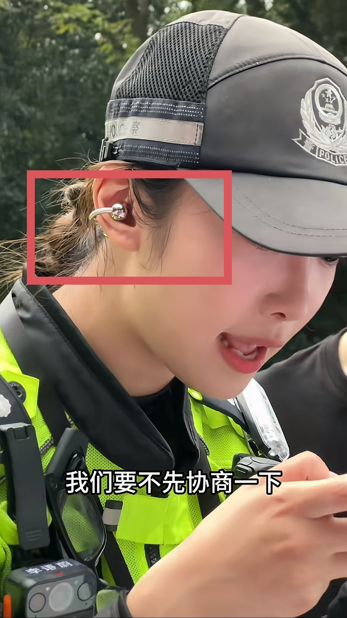 兔子警官也戴着华为FreeClip2耳夹耳机,这耳机确实好看,尤其是美女戴着