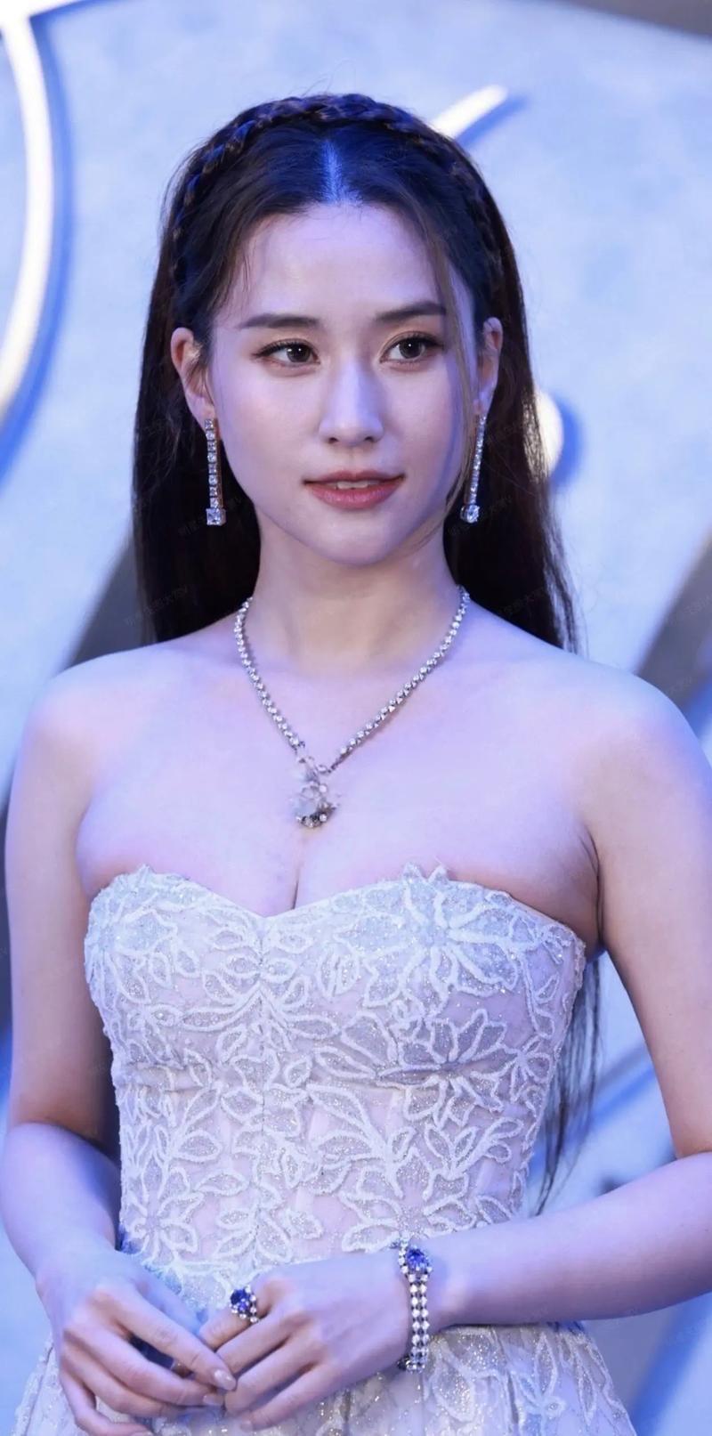 突然觉得何超莲爱的好卑微，原来窦骁发起脾气来管你是赌王的大小姐，照样六亲不认。何