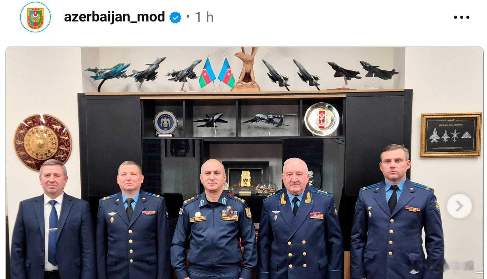 阿塞拜疆空军司令在空军总部会见俄空天军副司令率领的代表团。引人注目的是橱柜上方一