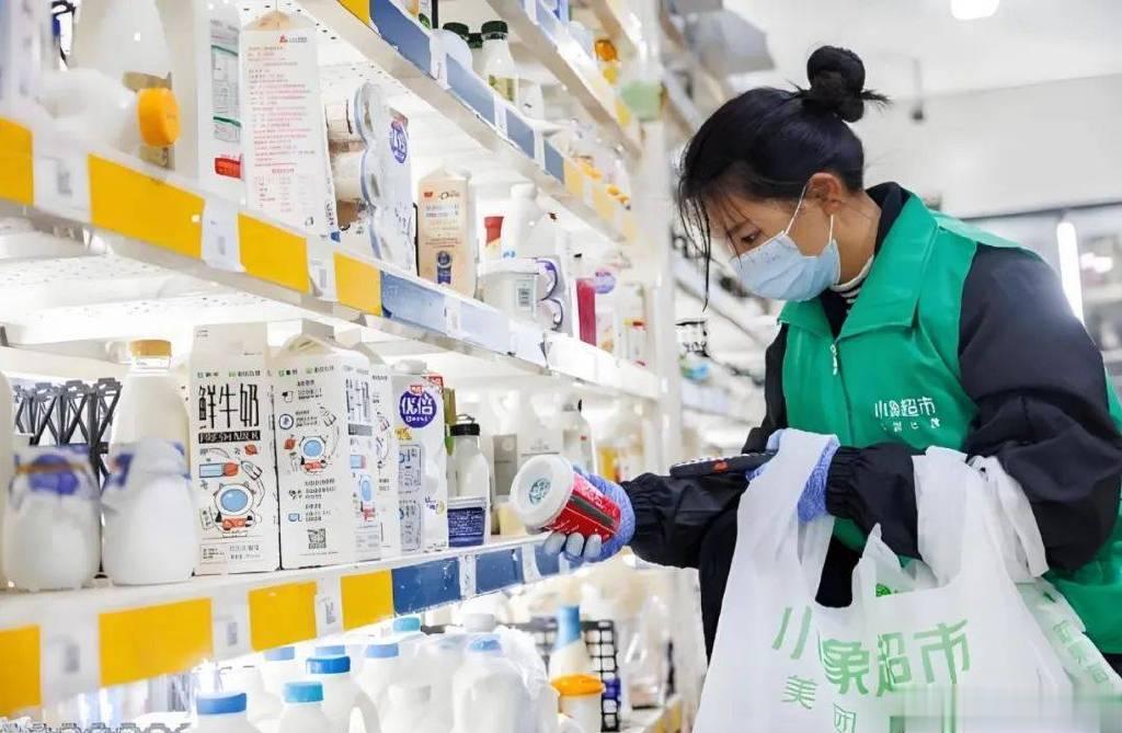 美团即时零售双轨并行, 小象超市扛旗自营