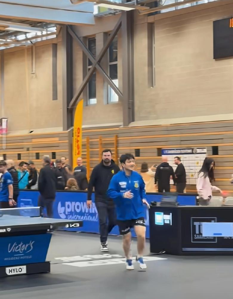 樊振东德国赢球，总领事直接坐到场边，这信号你看懂了吗？刚打完最后一球，他毛巾