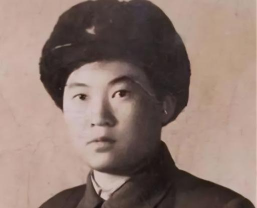 1950年，战斗英雄郭富下渗流血不止，正当医生检查的时候，他却表示：要让女医生看