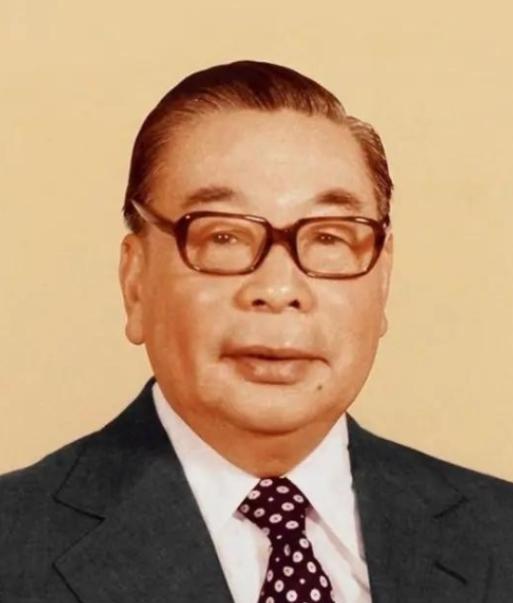 1988年，蒋经国去世的时候，将位置传给了李登辉，但以他的实力和威望，完全可将台