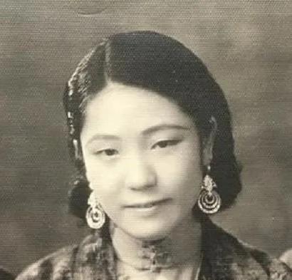 1919年，年轻军官陈济棠看上了女伶名莫秀英，得知她身上有两处奇特之处，于是欲娶
