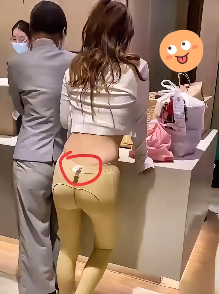 家人们，酒店偶遇的这幕直接给我看懵了！现在的时尚圈，连“标签外露”都成新玩