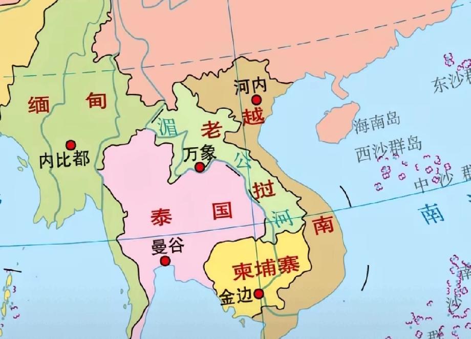 越南的地理位置很霸道，地形图又细又长，像一条弯弯曲曲的丝带，拥有非常长的海岸线，