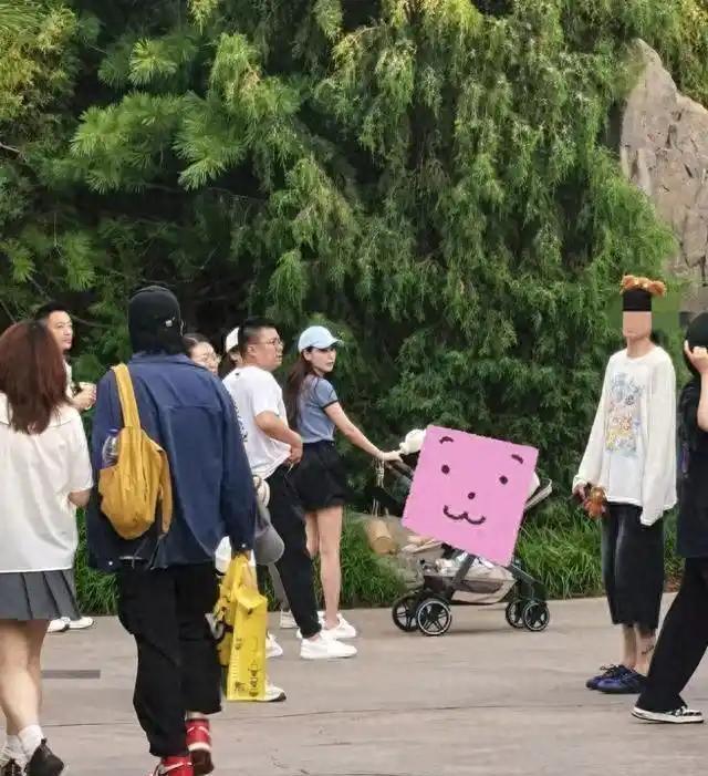 汪小菲北京带娃被拍，筱梅状态松弛，脾气火爆的他如今真变了