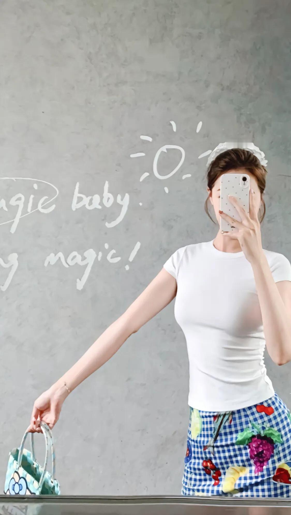 夏日穿搭指南：清新白T恤+印花短裙，轻松自在！🌞👗👗