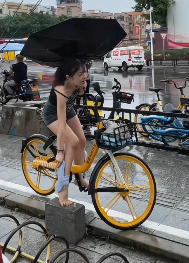 再也不穿拖鞋骑车尴尬死了