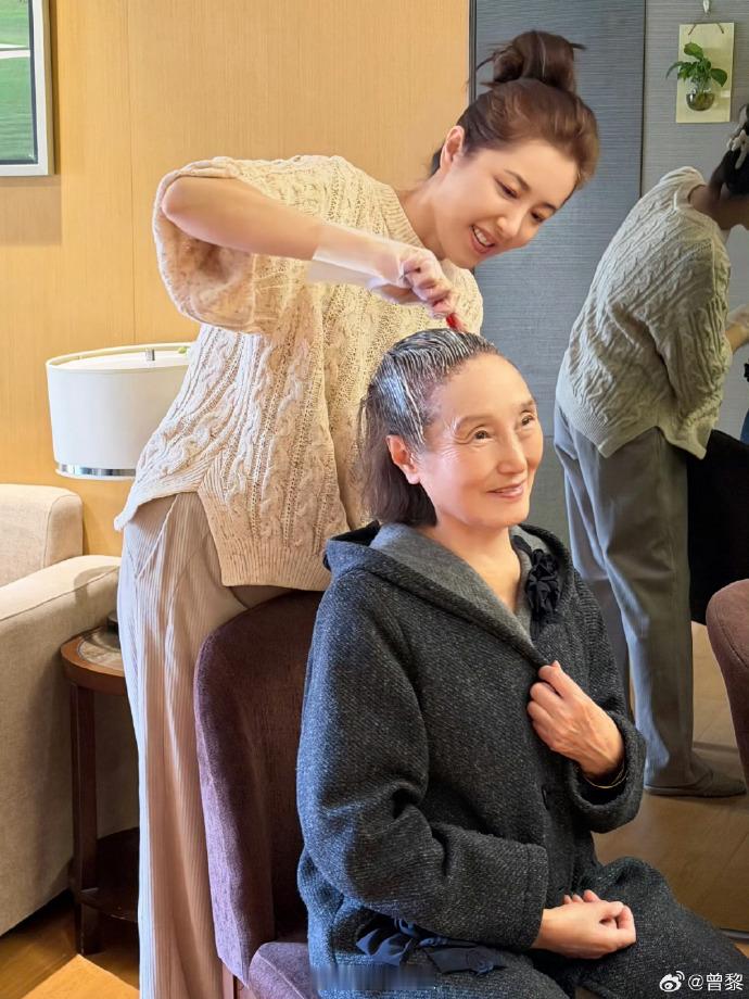 曾黎为76岁妈妈染发76岁的妈妈有一颗爱美的心，曾黎就尽心满足，这份双向的奔赴