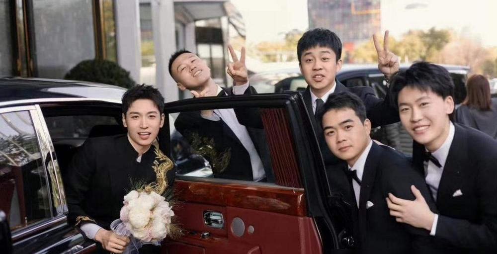 德云社的伴郎团，根本不是来凑热闹的。他们把相声舞台上那套“一棵菜”的规矩，直接